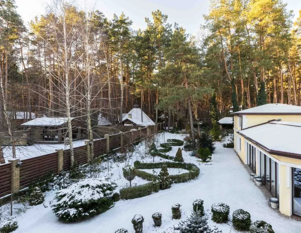 10-к будинок Бучанський, Стоянка, Осіння 17 7