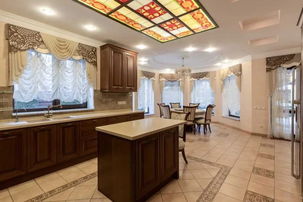 10-к будинок Бучанський, Стоянка, Осіння 17 10