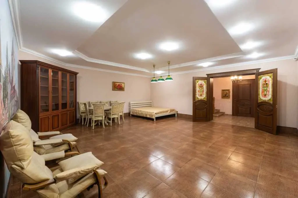 10-к будинок Бучанський, Стоянка, Осіння 17 12