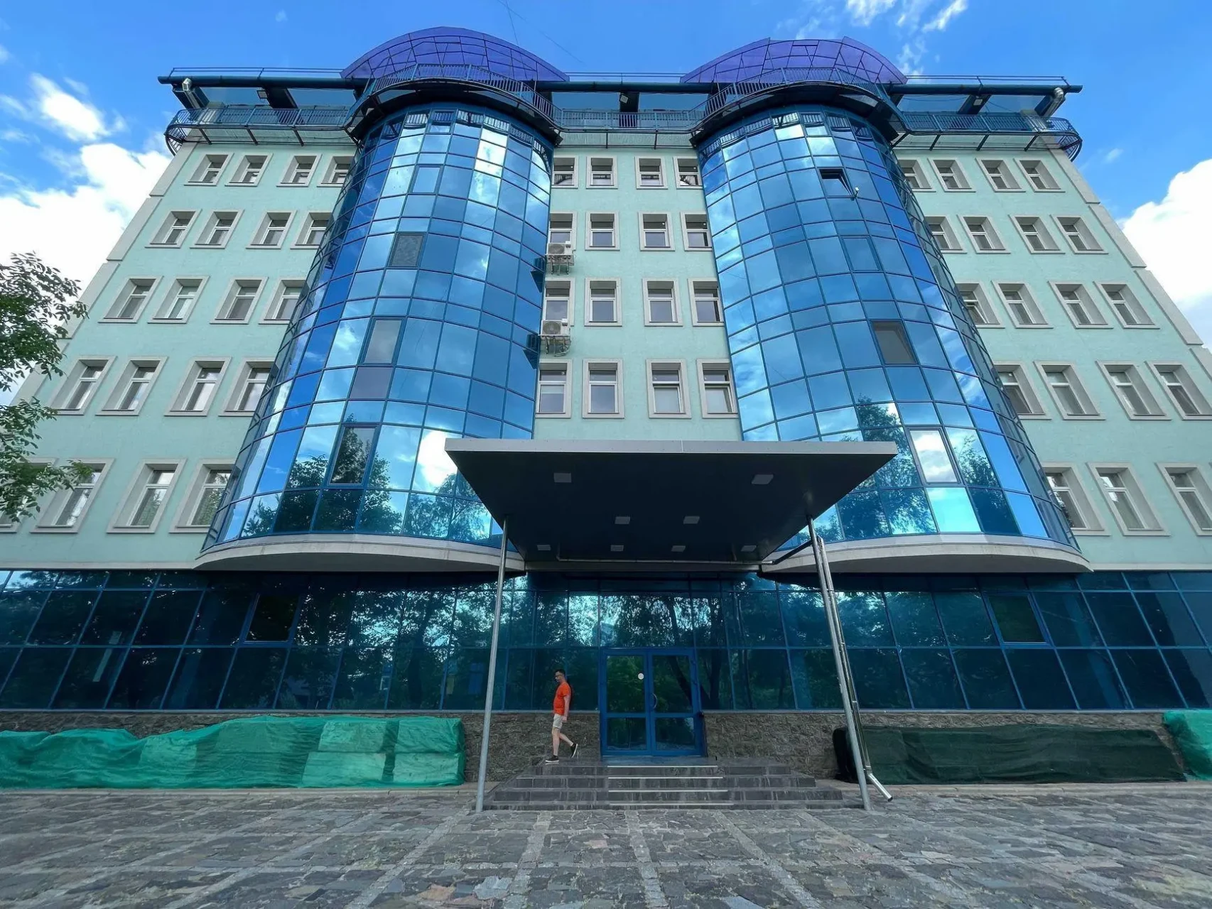 продаж офісного центру на Троещині. 2