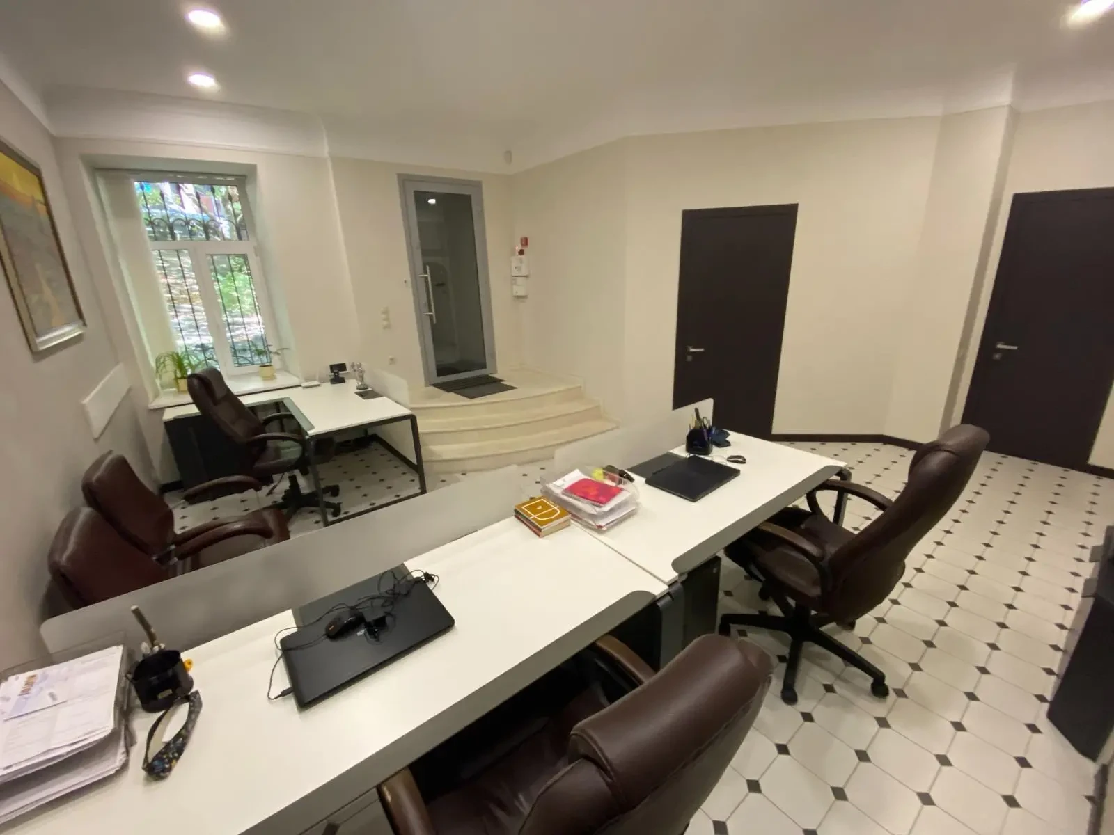 Сдам офис в многоквартирном доме Київ, Предславинська вул. 3