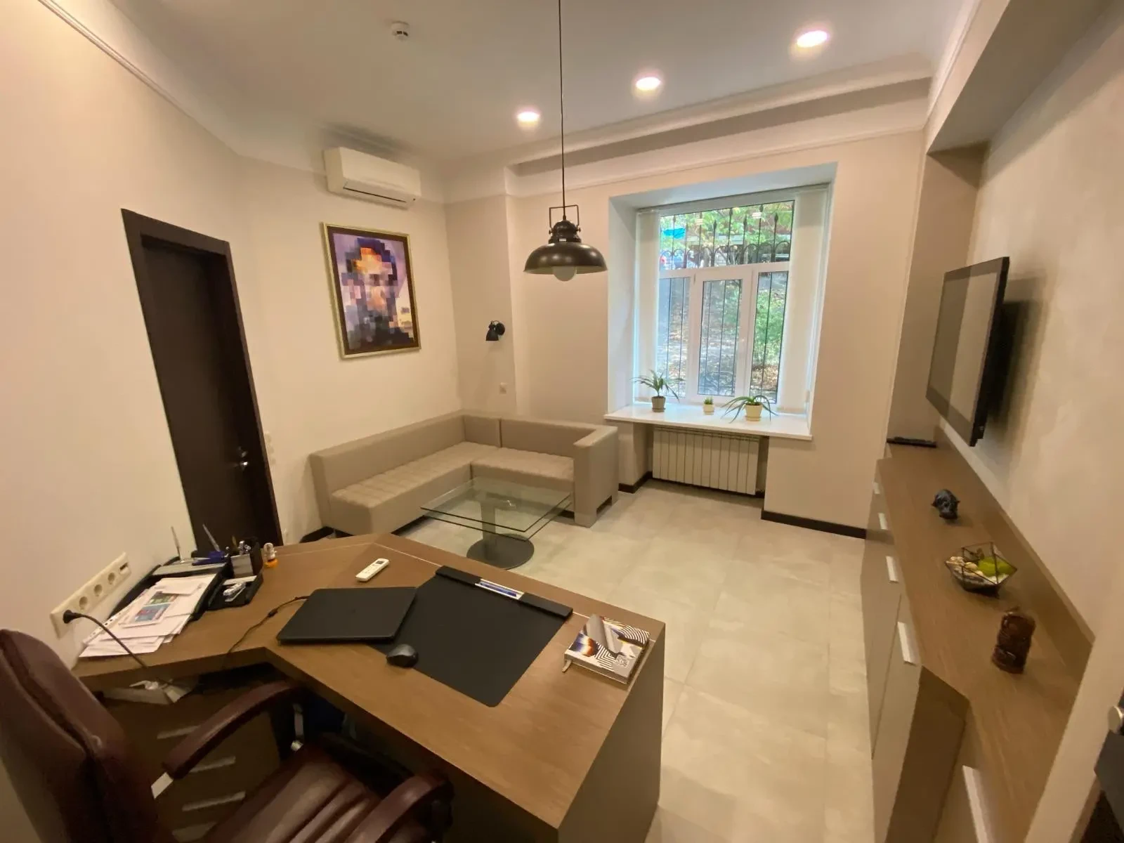 Сдам офис в многоквартирном доме Київ, Предславинська вул. 5