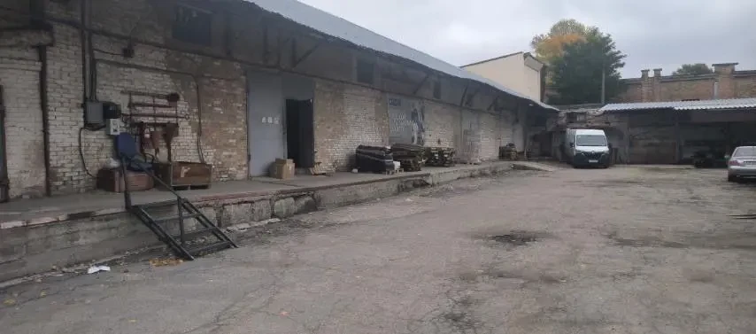 Склад з рампою та стелажами. 370 м кв.