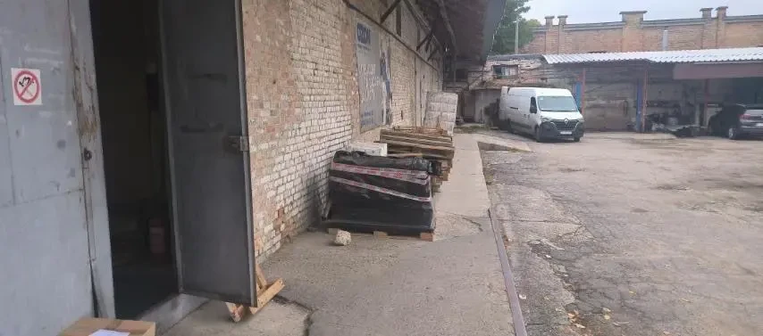 Склад з рампою та стелажами. 370 м кв. 2