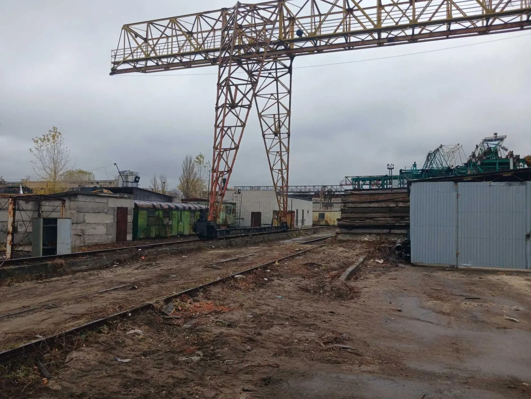 Відкритий майданчик з козловим краном.