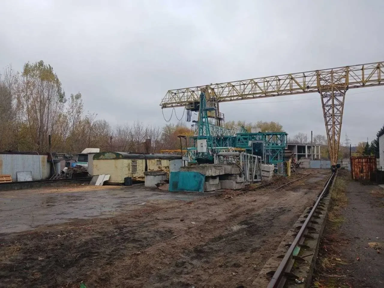 Відкритий майданчик з козловим краном. 5