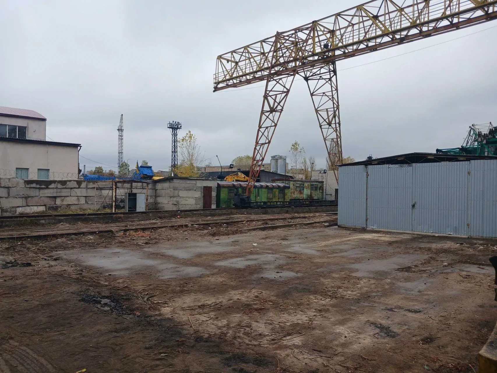 Відкритий майданчик з козловим краном. 4