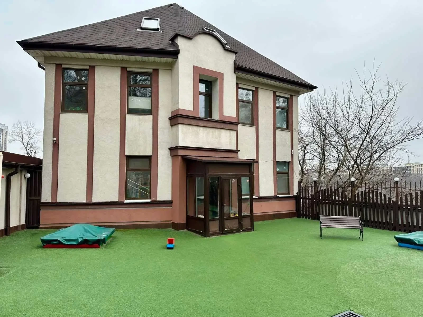 Оренда окрема адміністративна будівля, будинок, комерція Київ