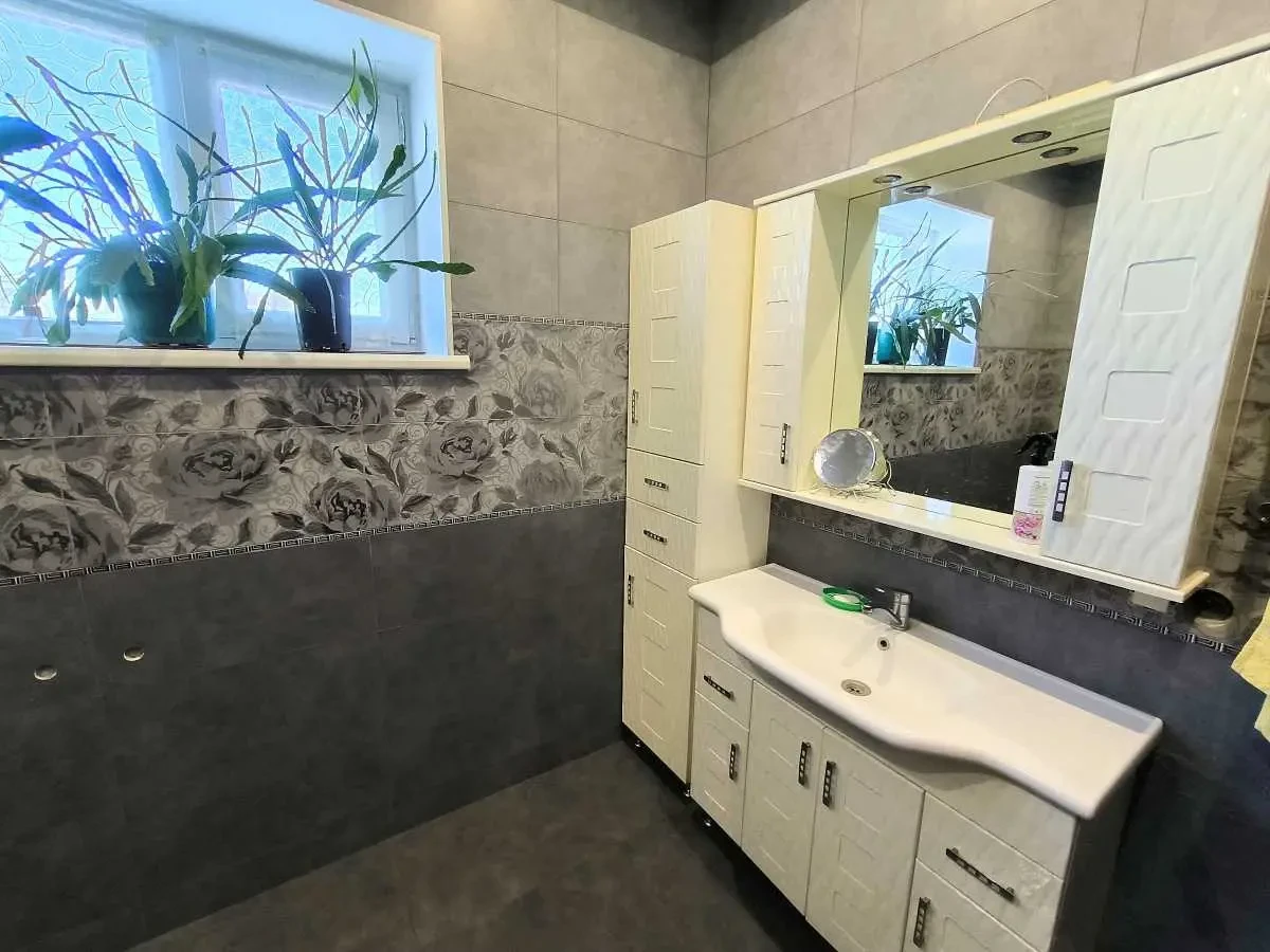 5-к будинок Бучанський, Макарів, квіткова 6