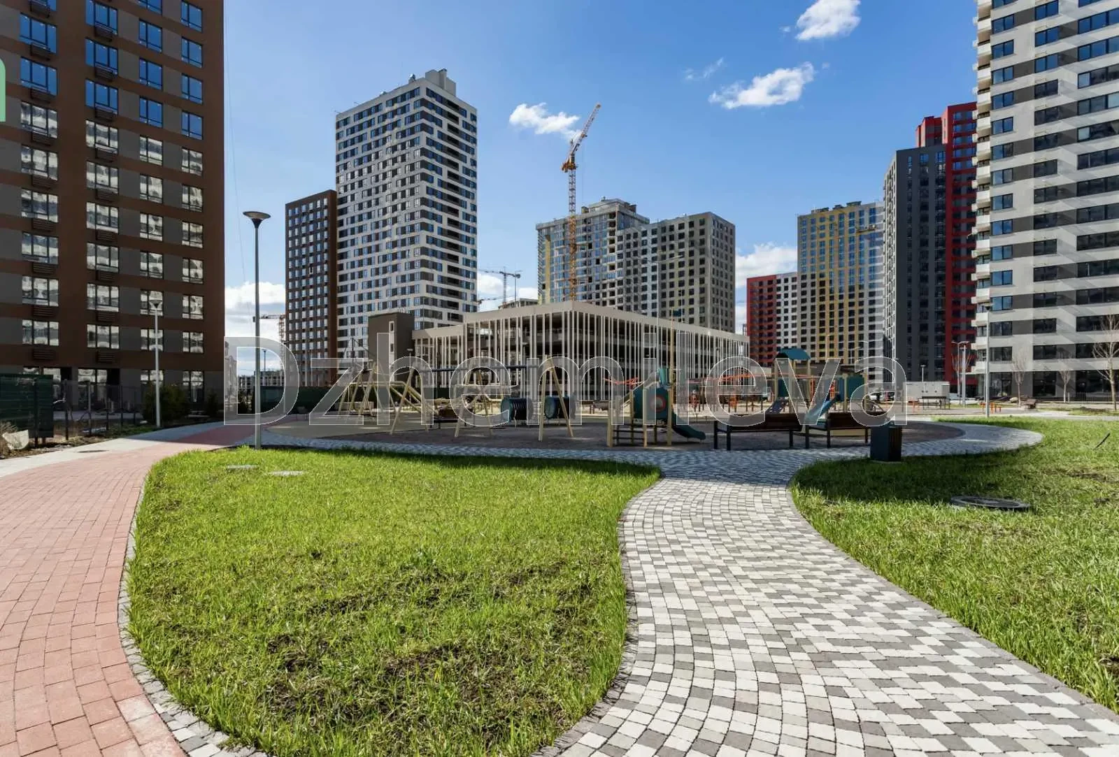 продам простора трикімнатна квартира 85м2 ЖК Варшавський 3 5