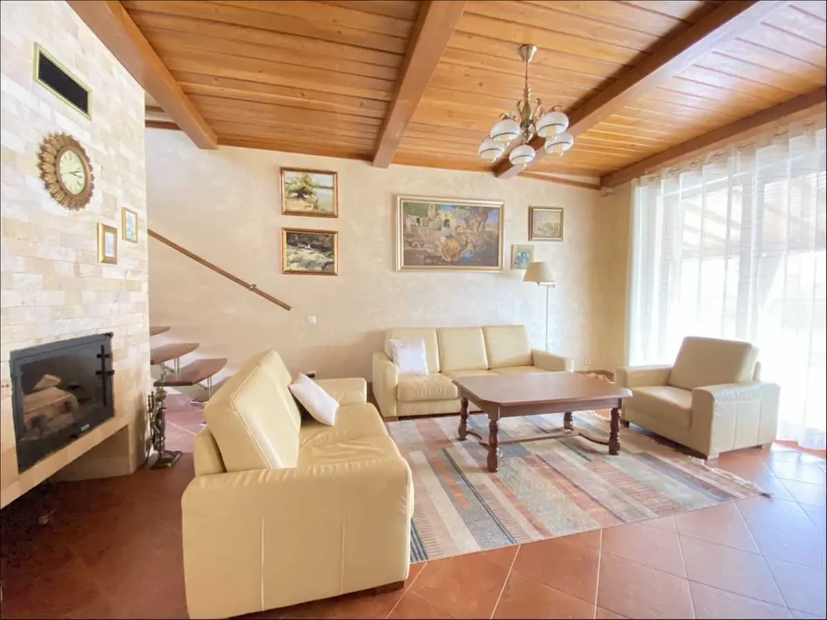 10-к будинок Хустський, Хуст, Центральна 4