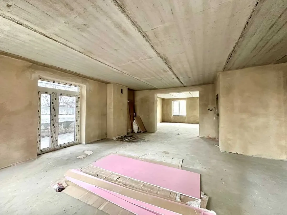 приміщення, будівлі Фастівський, Гатне, Святопетрівська 17