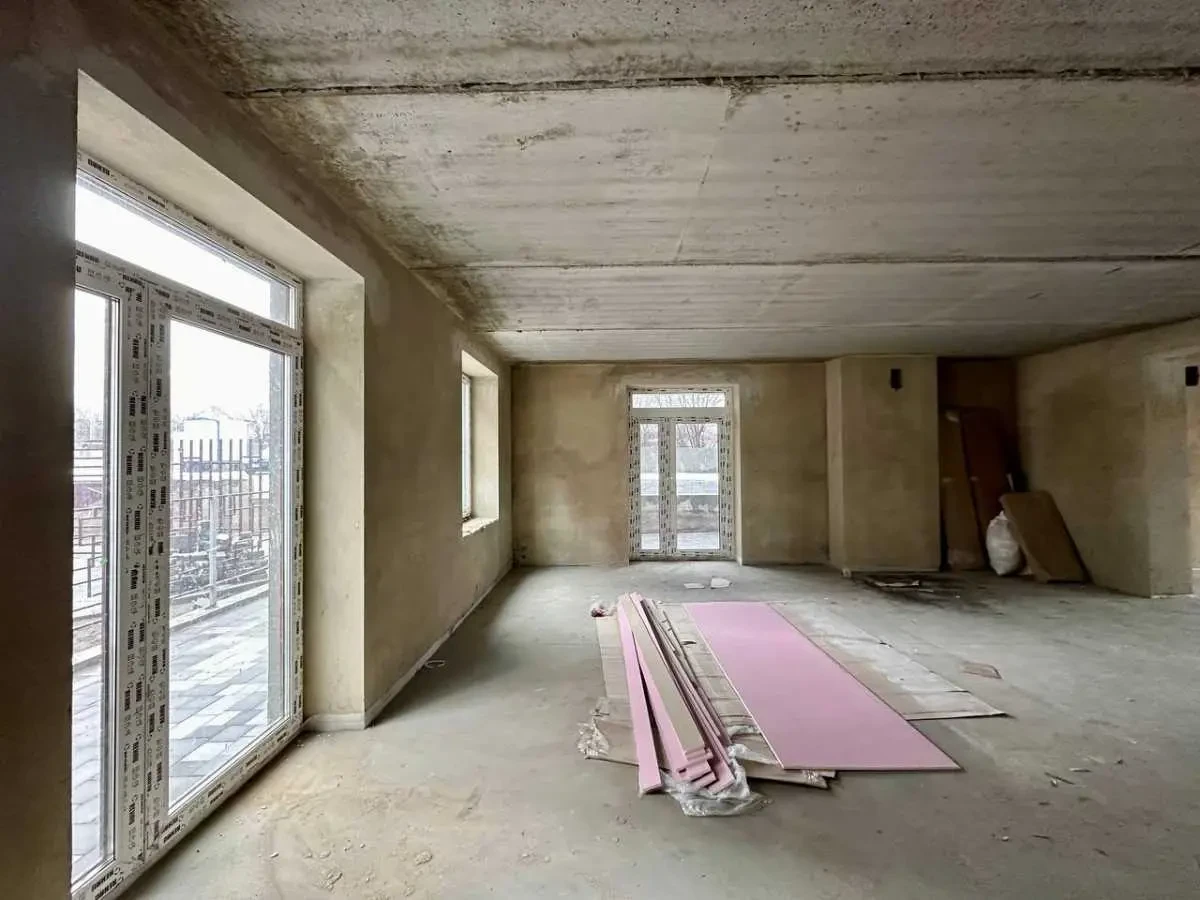 приміщення, будівлі Фастівський, Гатне, Святопетрівська 18