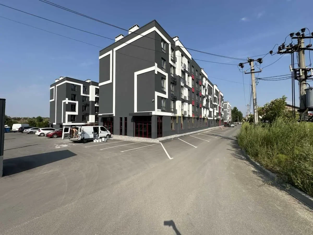 приміщення, будівлі Фастівський, Гатне, Святопетрівська 5