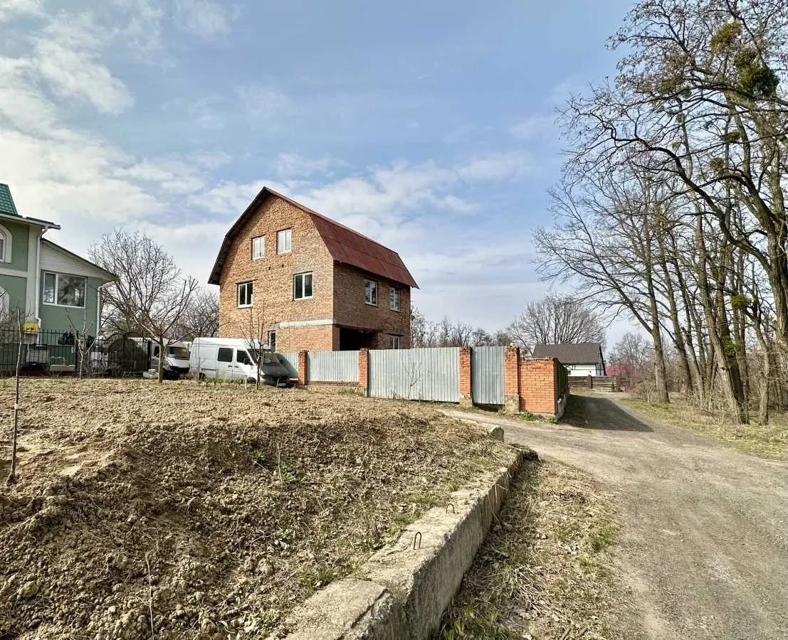 3-к дача Обухівський, Підгірці, Будівельник