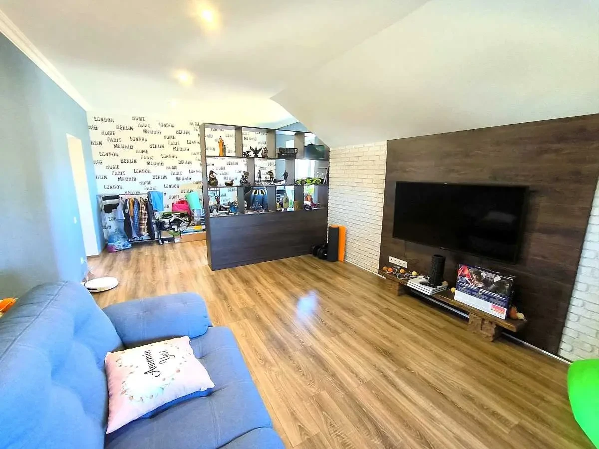 5-к будинок Бучанський, Макарів, квіткова 11