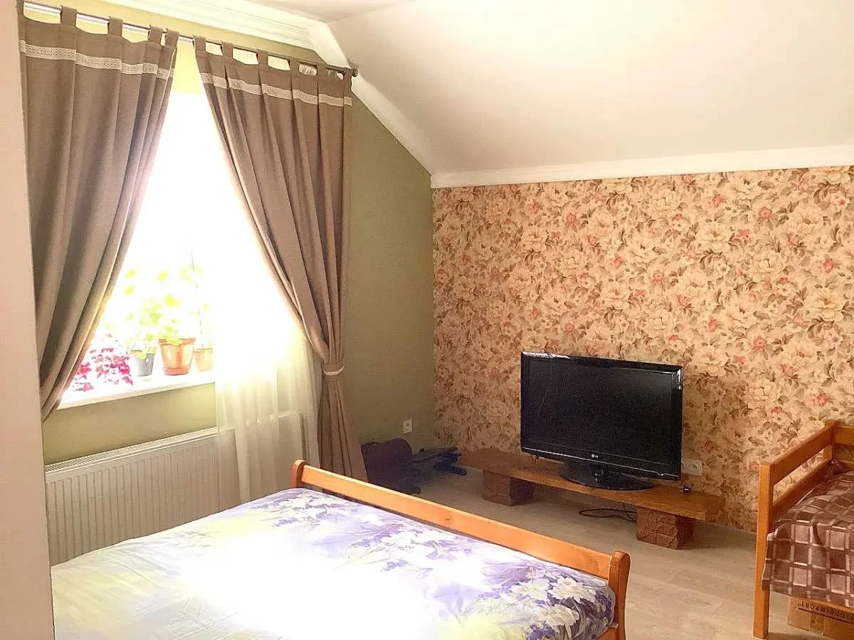 5-к будинок Бучанський, Макарів, квіткова 22