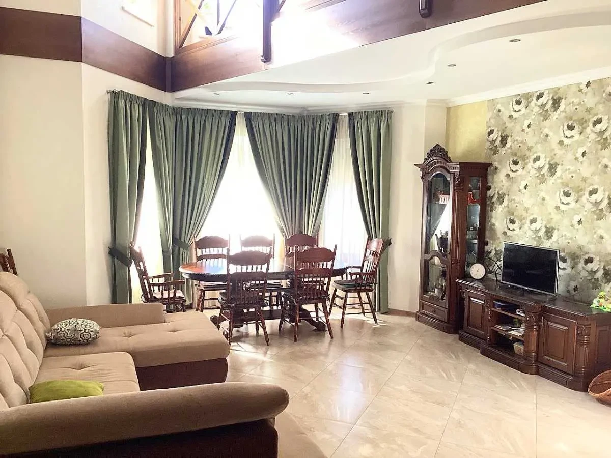 5-к будинок Бучанський, Макарів, квіткова 16