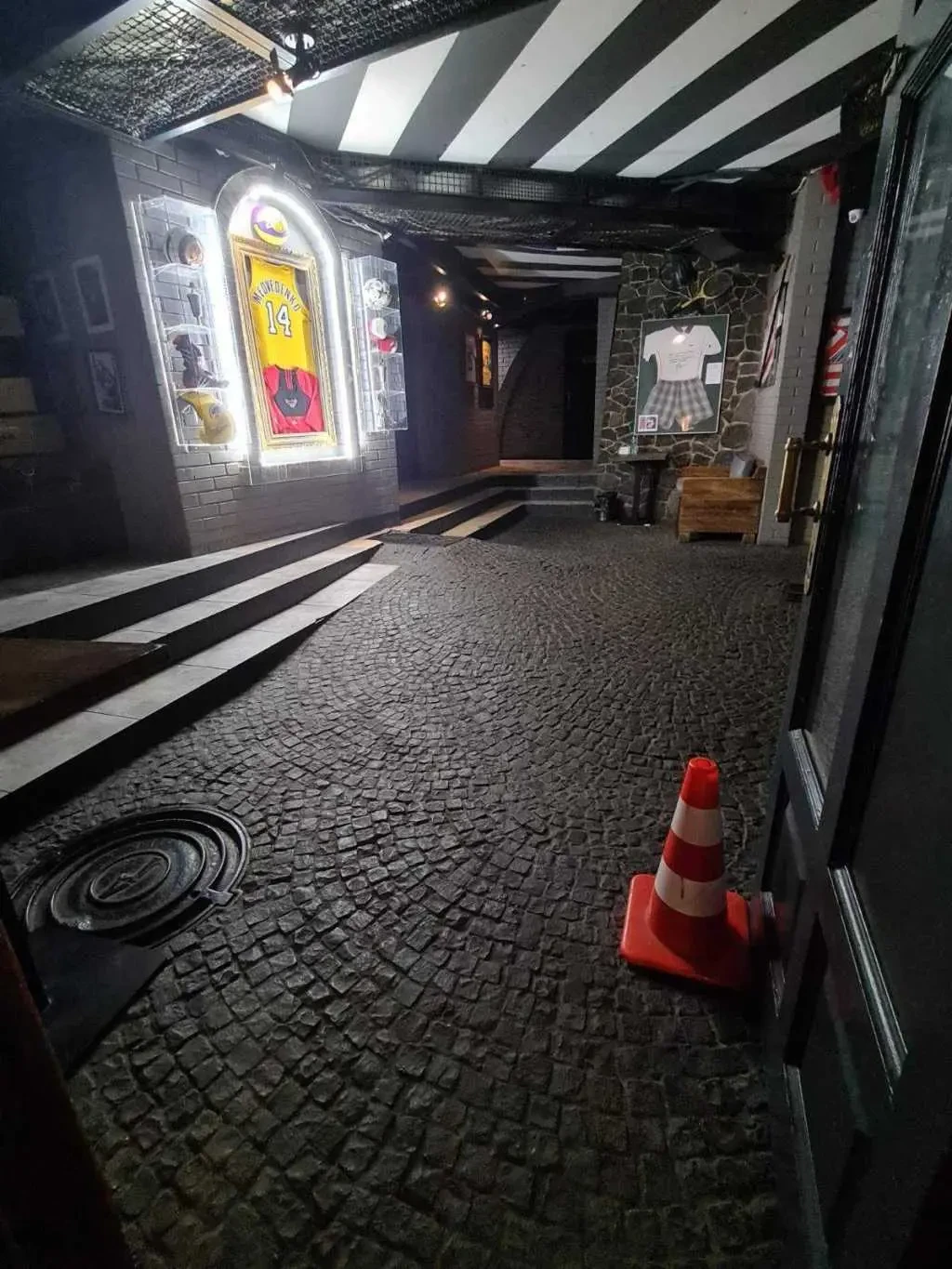 кафе, бар, ресторан Київ, Дніпровський, Павла Тичини 7 4