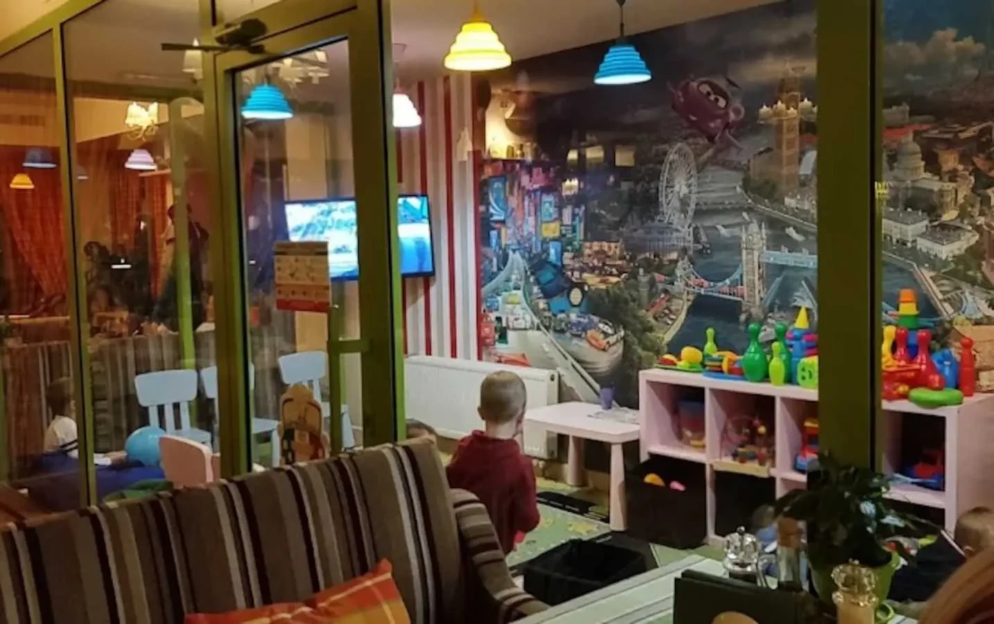 кафе, бар, ресторан Київ, Оболонський, Героїв Сталінграду 27 7