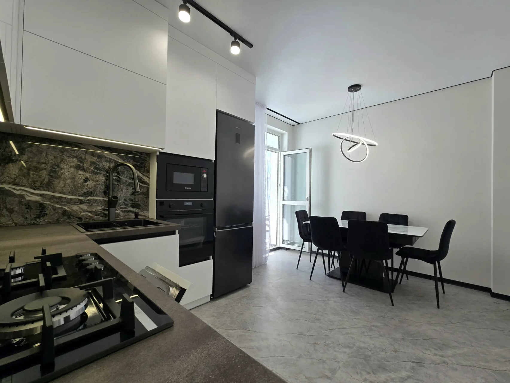 Продаж 2-кім. квартири 63.3 м.кв., в. Бережанська 10