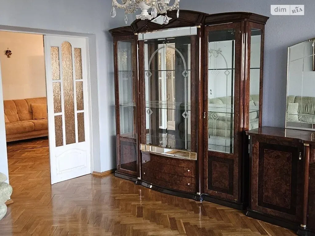 Продаж трех кімнатна квартира в центрі Києва вул Олеся Гончара 5