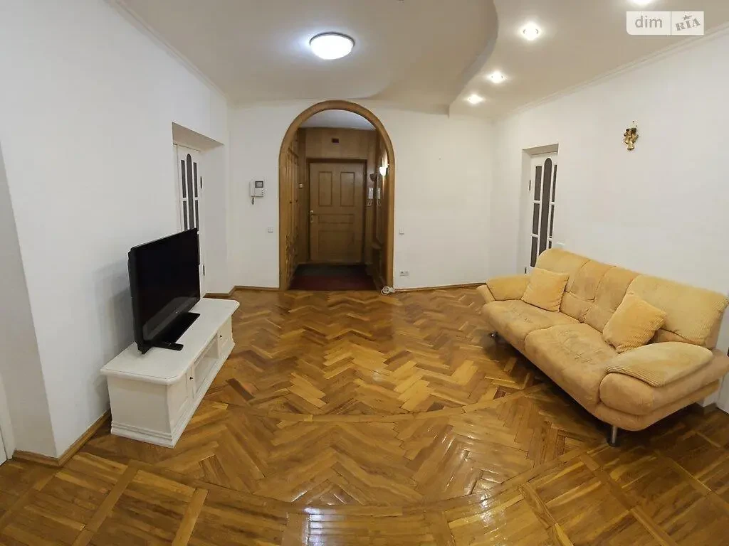 Продаж трех кімнатна квартира в центрі Києва вул Олеся Гончара 4