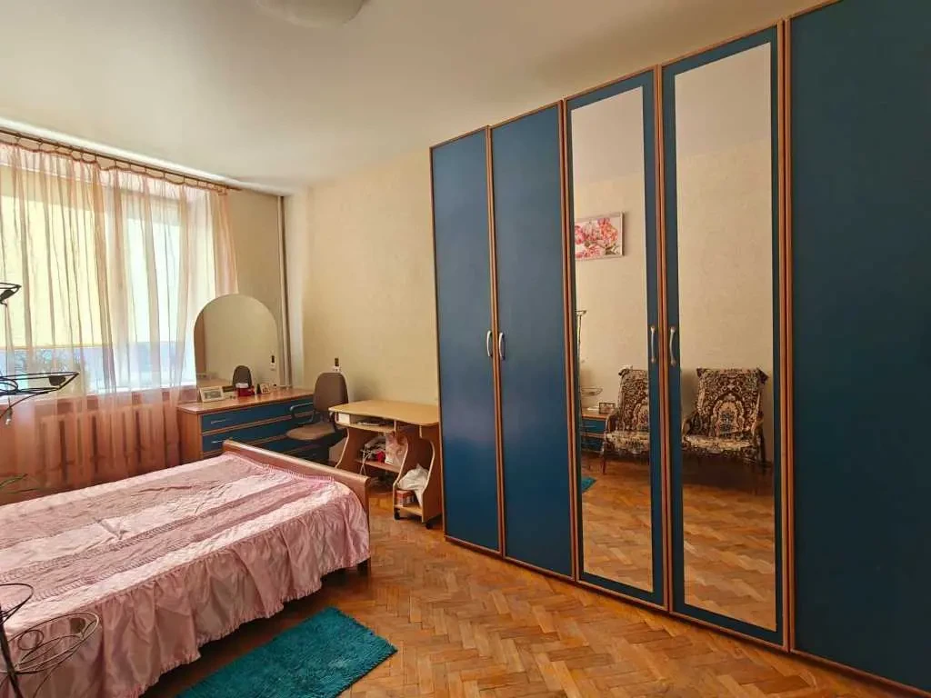 кімната Київ, Печерський, Дружби Народів 13 8