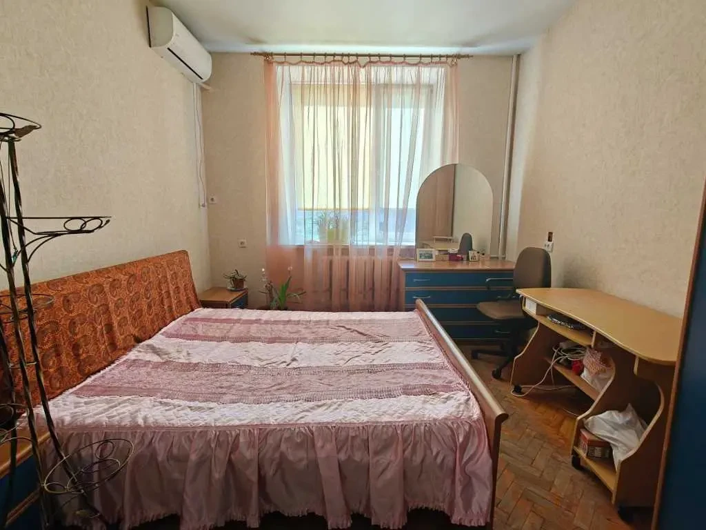 кімната Київ, Печерський, Дружби Народів 13 9