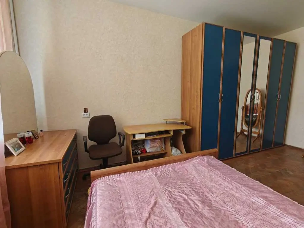 кімната Київ, Печерський, Дружби Народів 13 11