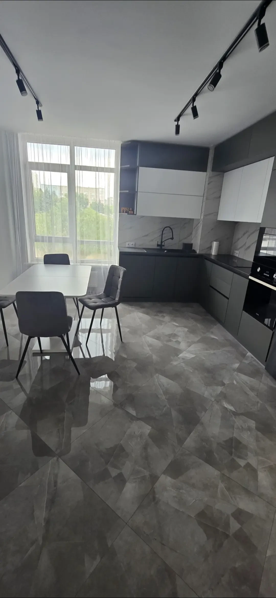 Оренда 2-кім. квартири 75 м.кв., в. Мазепи 2