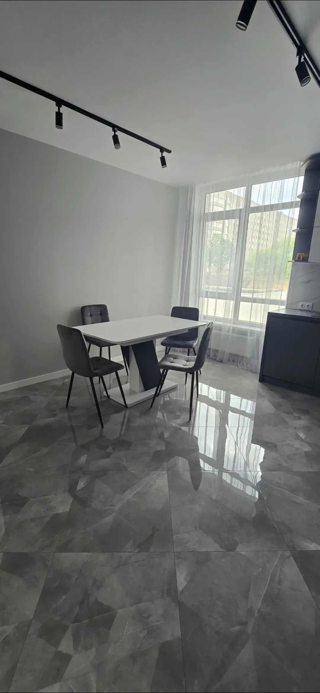 Оренда 2-кім. квартири 75 м.кв., в. Мазепи 10