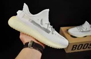 Кроссовки Adidas Yeezy Boost 350 v2 арт 20979 (адидас, зи)