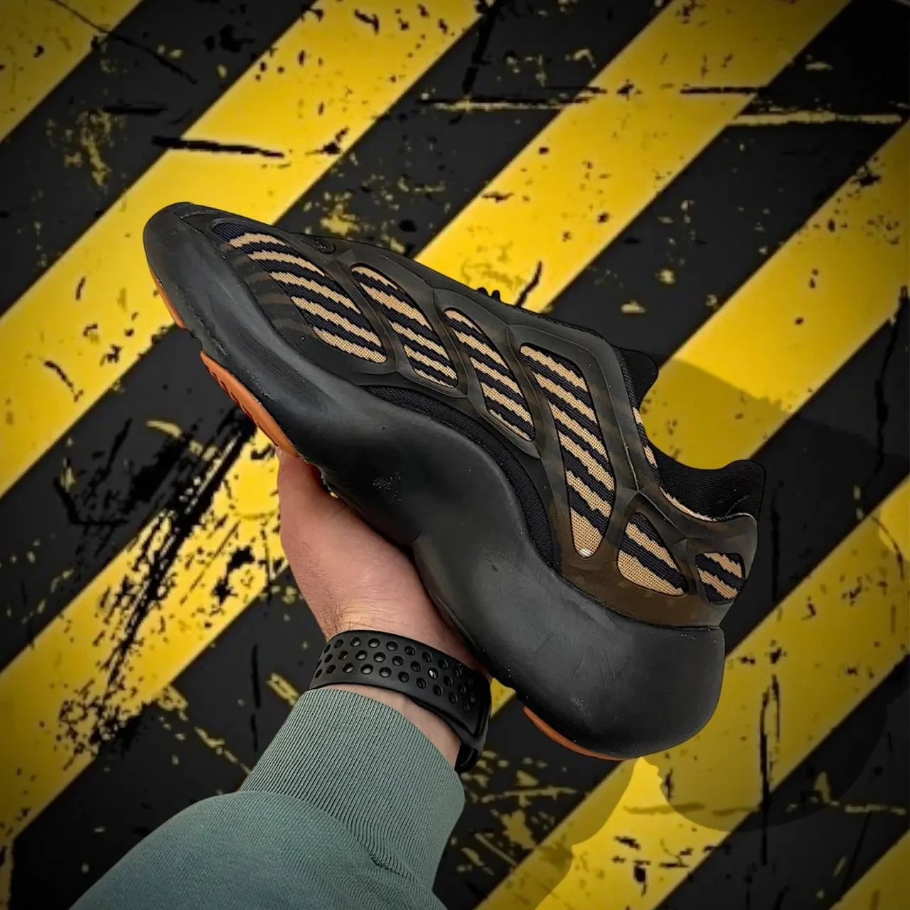 Кросівки Adidas Yeezy Boost 700 Black & Orange Арт 185 6