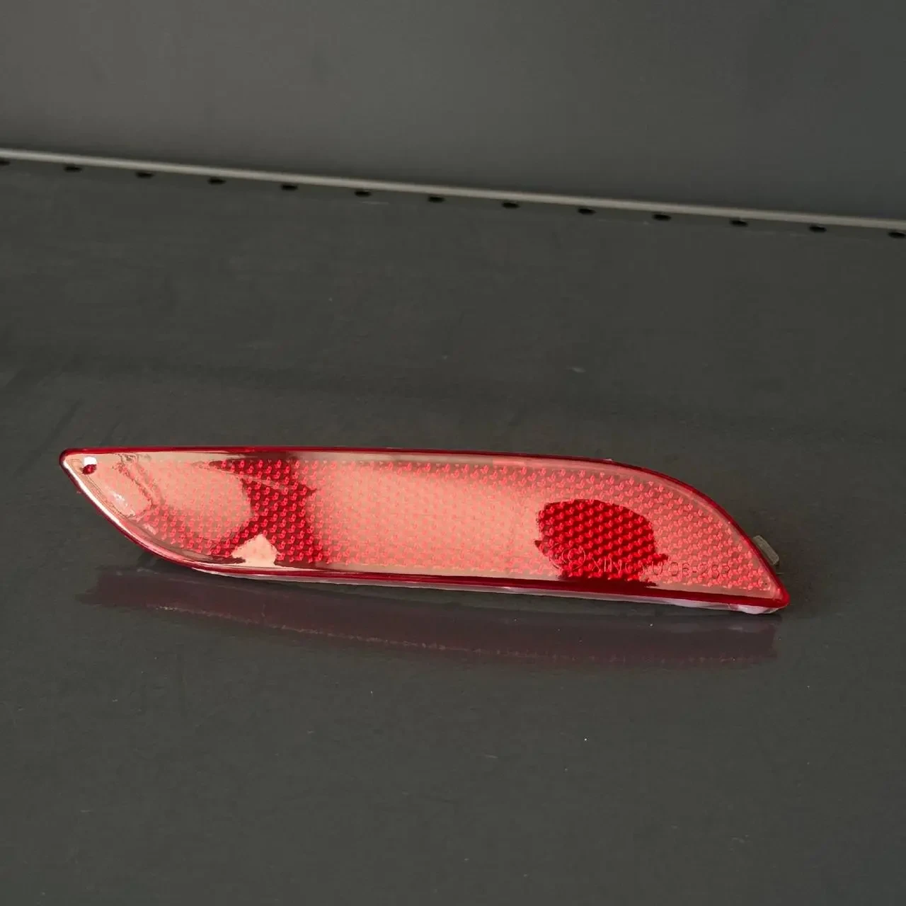 Катафот (відбивач) правий Toyota Camry V80 FP7063F6P