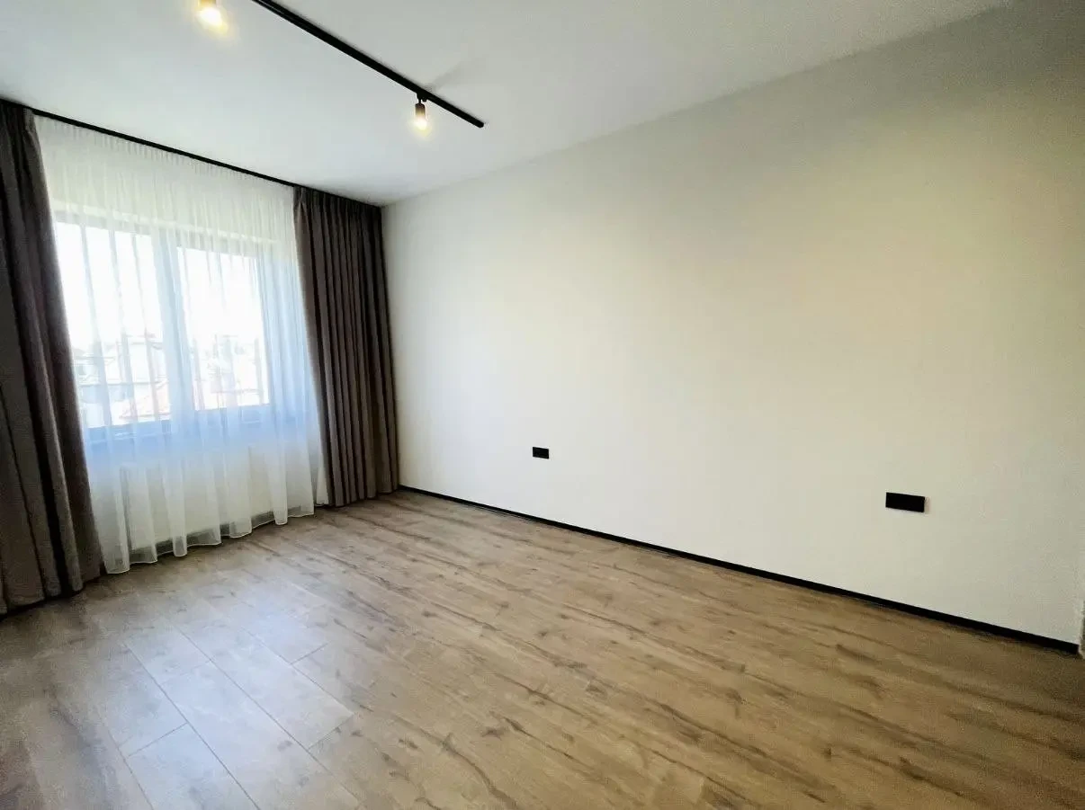 Оренда 5-кім. будинку 260 м.кв., в. бічна Львівська 5