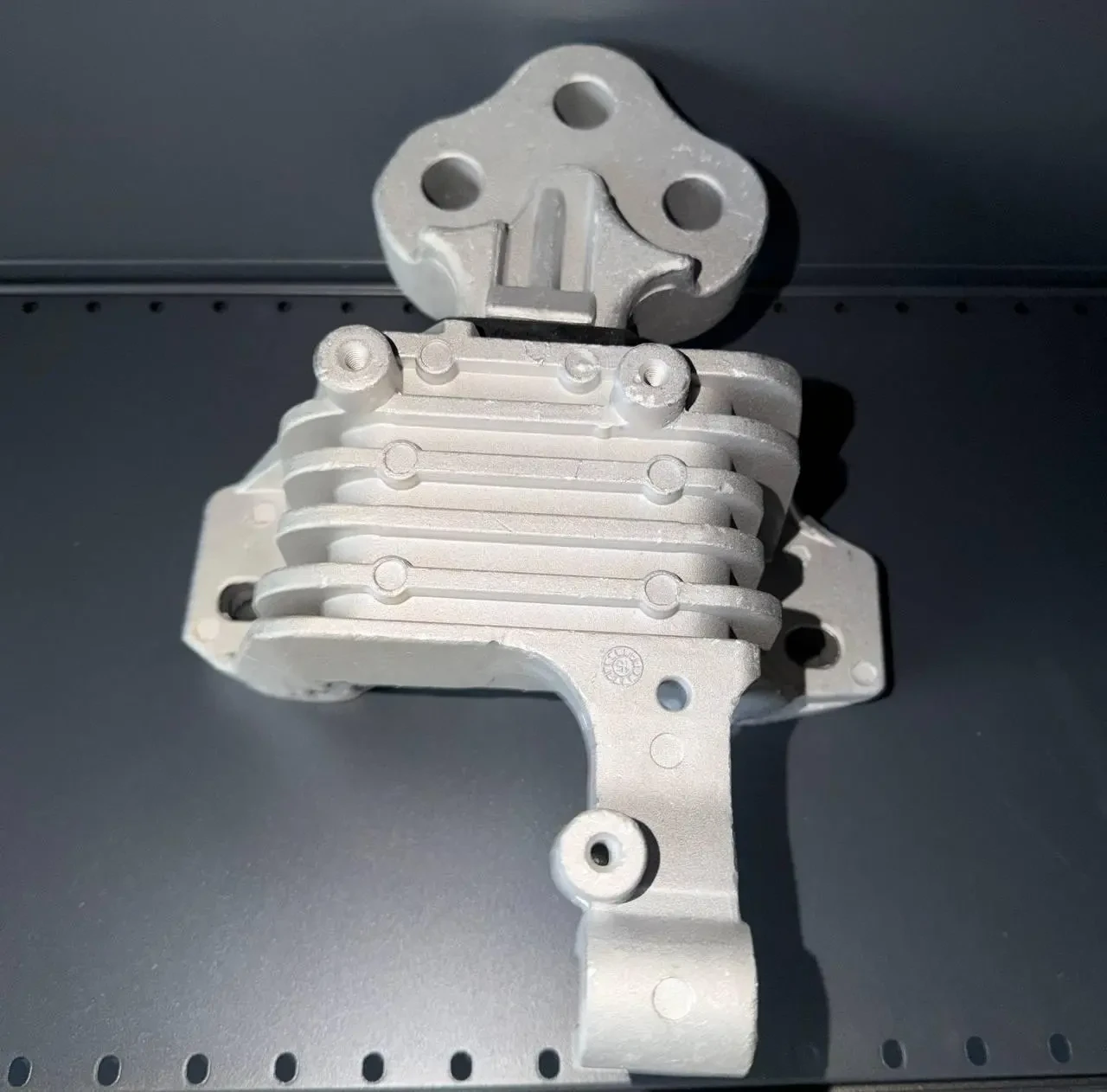 Подушка двигуна ліва  Jeep Cherokee 3.2/2.4 68164710AE 2
