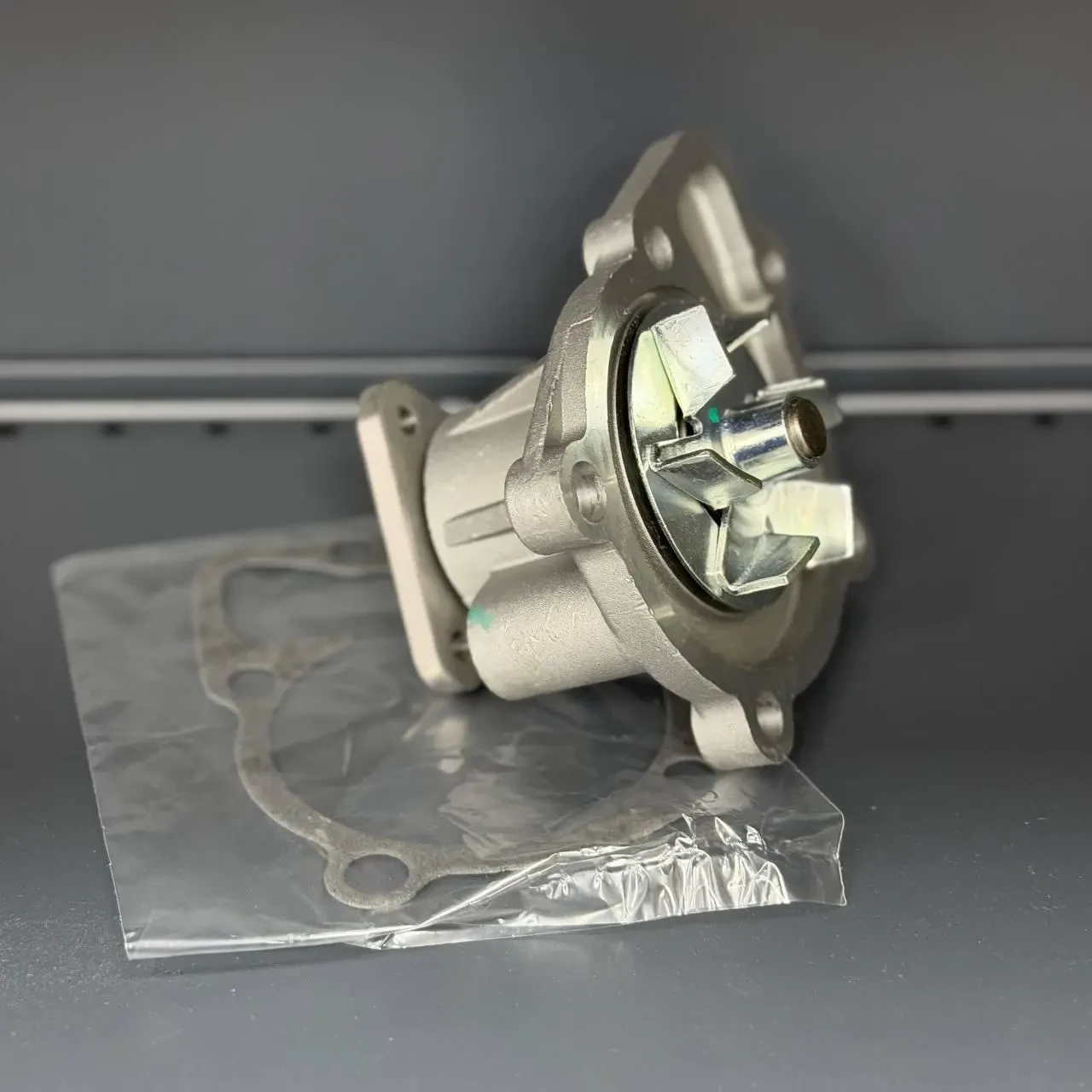 Помпа насос системи охолодження Dodge Jeep Chrysler  1.8 2.0 68046026AA, K68046026AA, 05047138AA