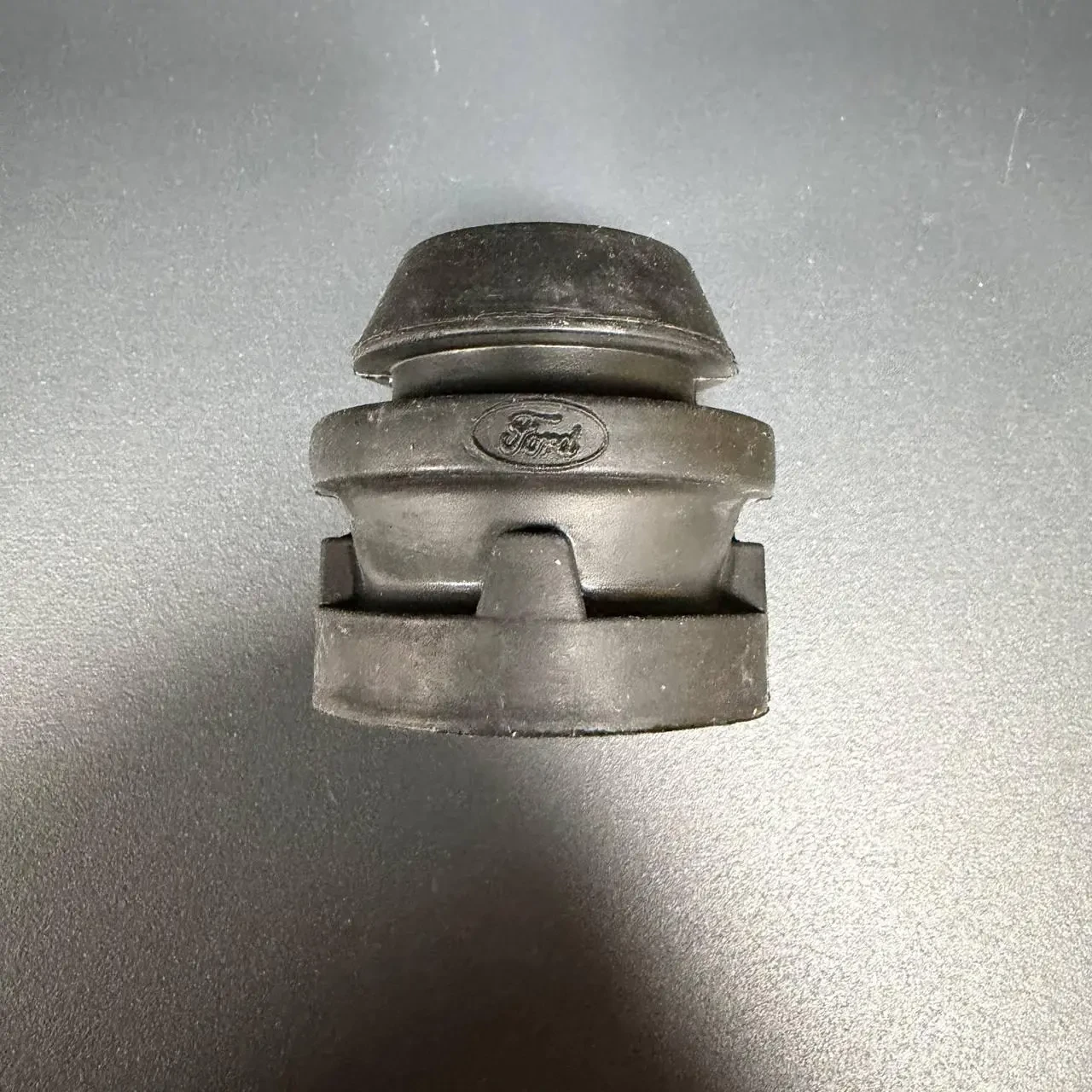 Подушка радіатора Ford (BSG30700428, CV6Z8124A, DG9Z8124B, 3M5HBB204AB, 1235847)