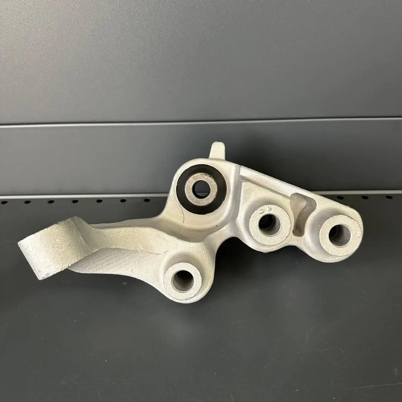 Кронштейн задньої подушки двигуна Chrysler Pacifica 17-26 68224744AB