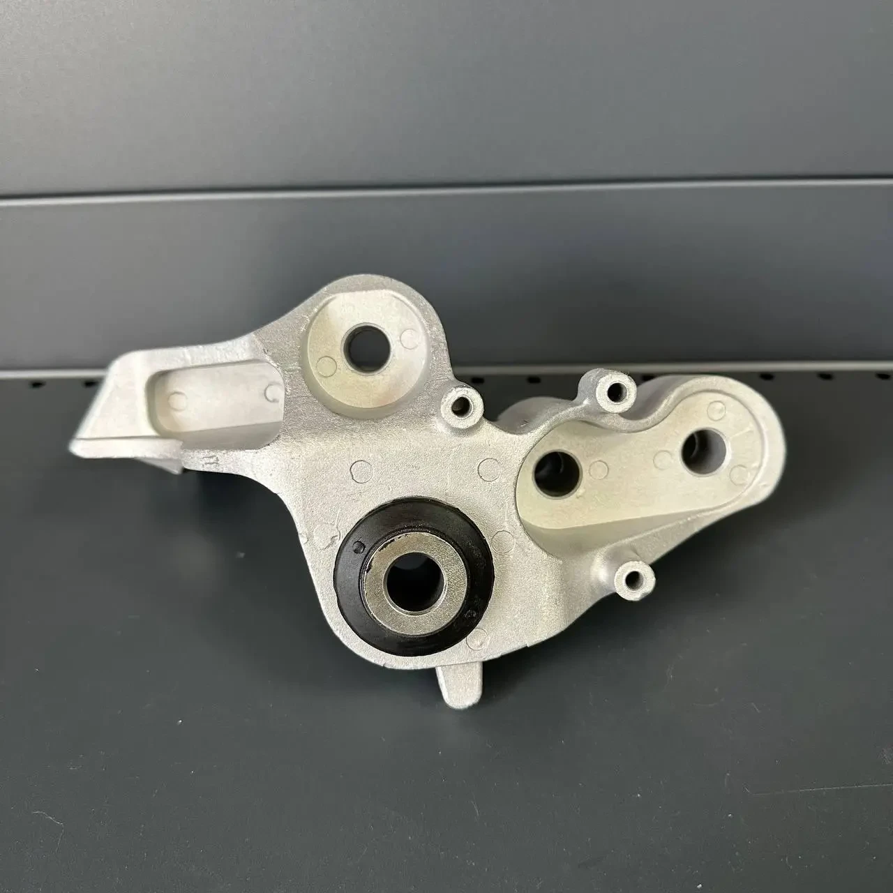 Кронштейн задньої подушки двигуна Chrysler Pacifica 17-26 68224744AB 2