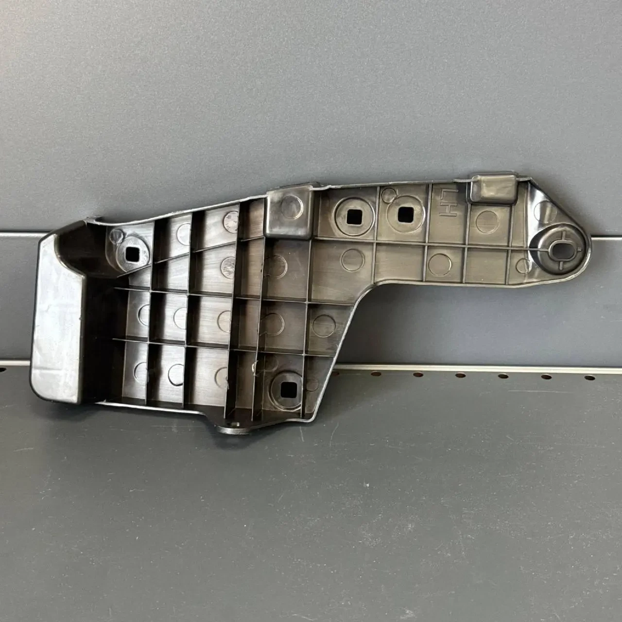 Кріплення заднього бампера нижнє ліве Camry v80 52592-06030 2