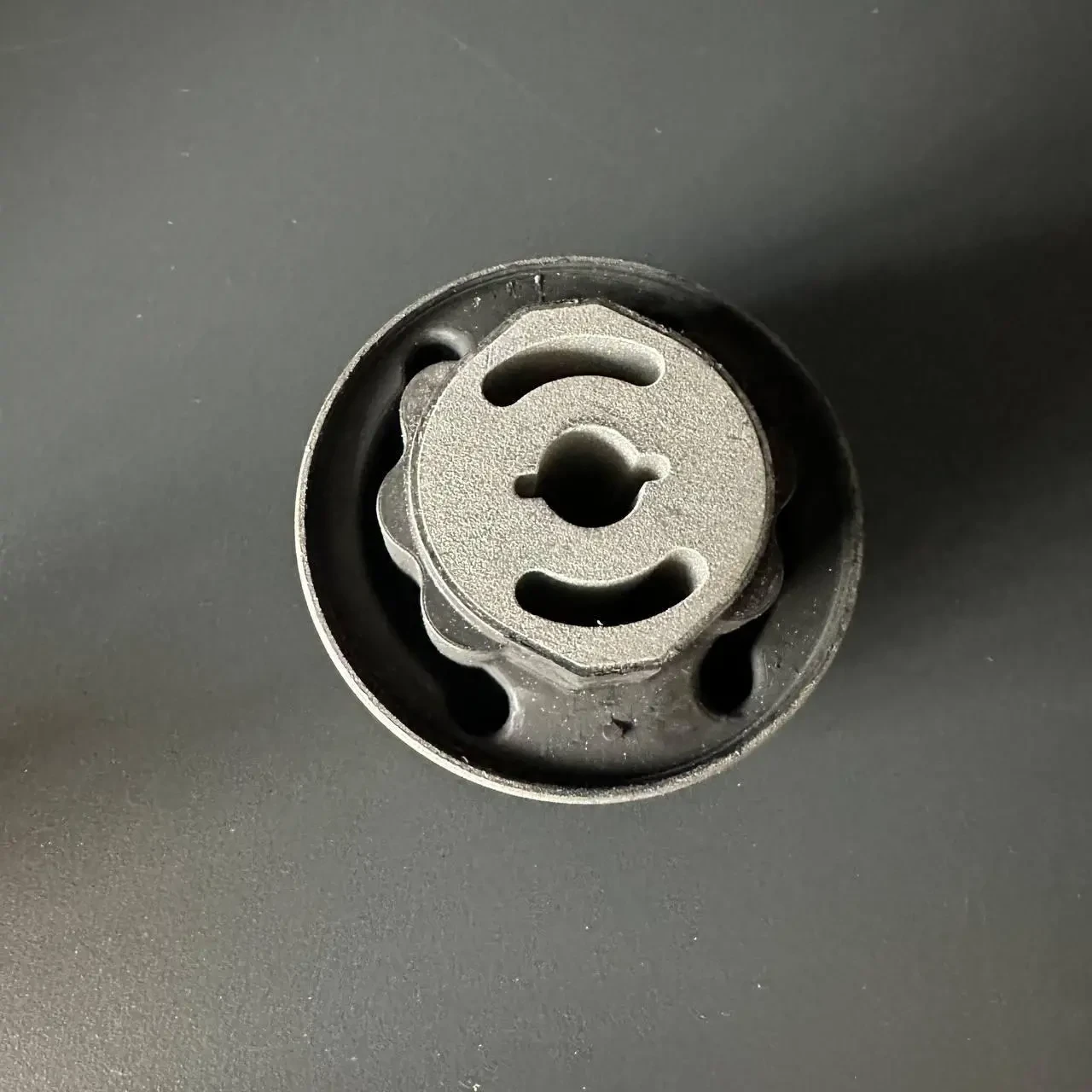 Сайлентблок переднього важеля задній Jeep Cherokee KL 13-17 K201341 26512AP 8722032 TD5060W