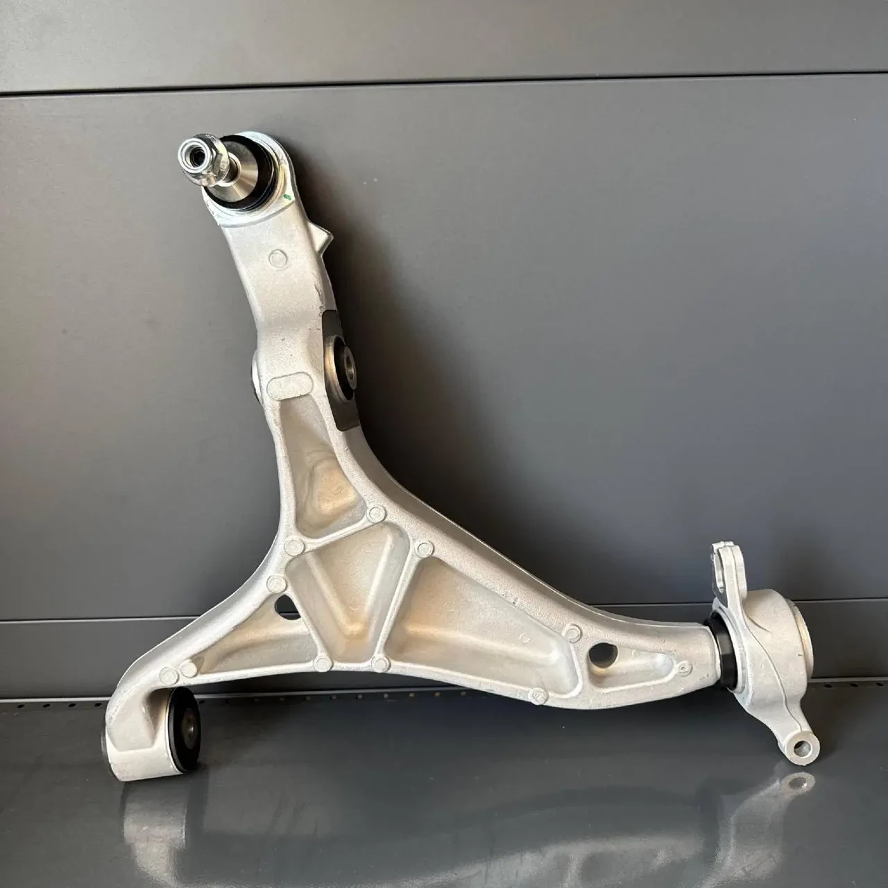 Важіль передній нижній лівий Dodge Durango 16-22  Jeep Grand Cherokee 16-21 68282729AC