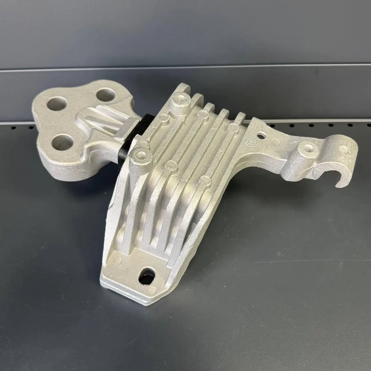 Подушка двигуна ліва Jeep Cherokee 2.4, 3.2 Chrysler 200  68418876AB