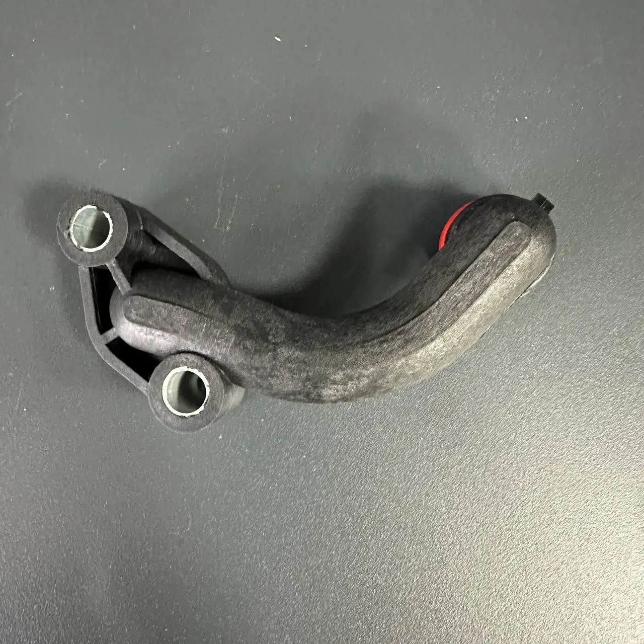 Патрубок охолодження Jeep Grand Cherokee (WK2) Dodge RAM 1500 Chrysler 300 68211200AC