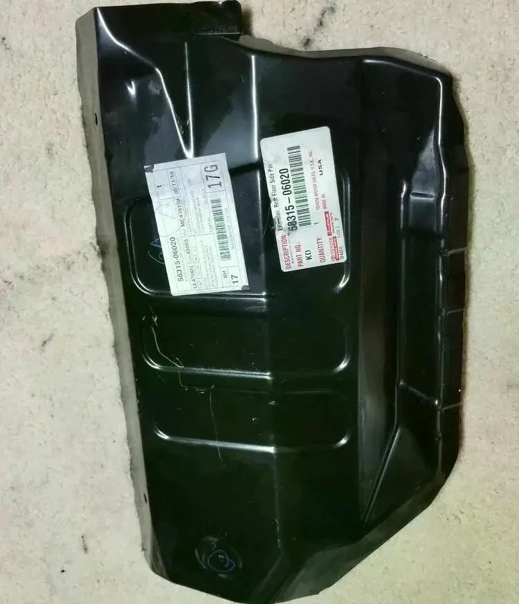 Кронштейн панелі підлоги, правий Toyota Camry 70 5831533010