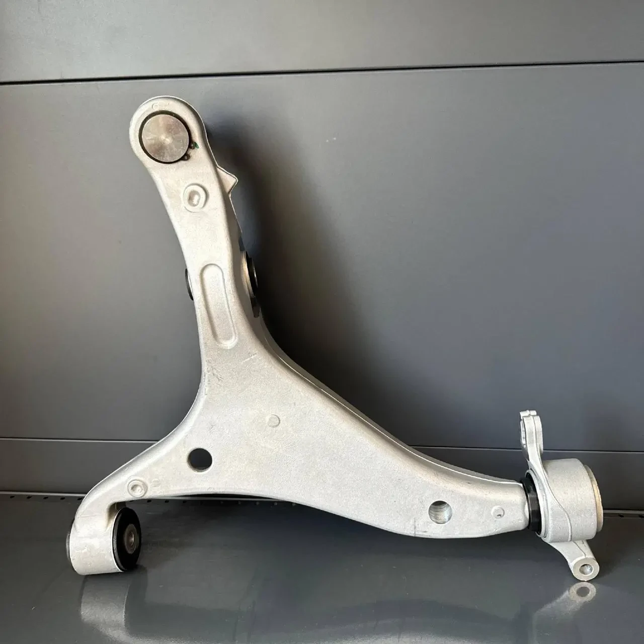 Важіль передній нижній правий Dodge Durango 16-22  Jeep Grand Cherokee 16-21 68282728AB 2
