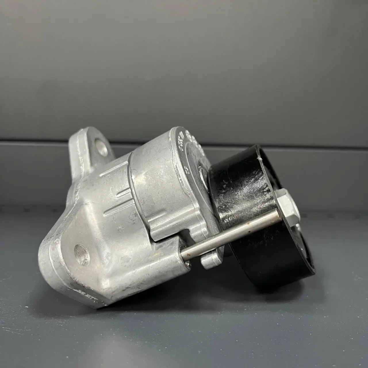 Натягувач ремня привідного Dodge Jeep Chrysler Mitsubishi 4891595AE 	534032510	39341 2