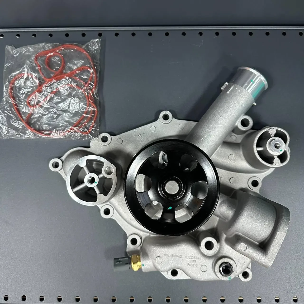 Помпа водяна охолодження Dodge  Durango (5.7L)  Durango (6.4L)  Charger (5.7L)  Charger (6.4L)  Challenger (5.7L)  Challenger